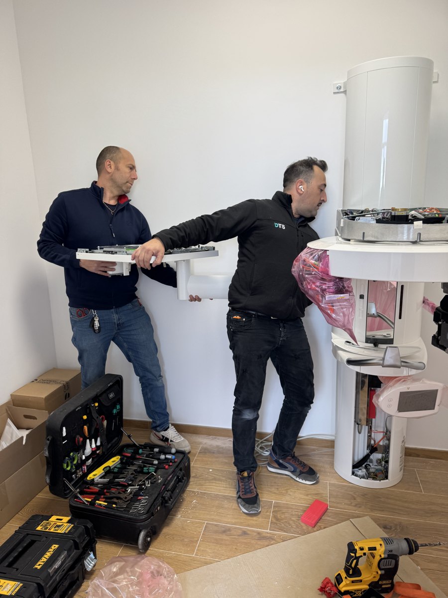 Tecnici DTS Marche durante l&rsquo;installazione di un radiologico